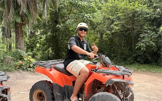 นักท่องเที่ยวขับ ATV ในสวนปาล์มกระบี่